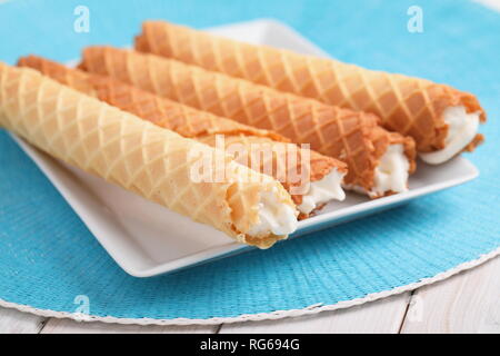 Gaufres de Montcuq, gerollt Wafer mit cremefüllung auf einem weißen Teller Stockfoto