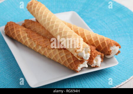 Gaufres de Montcuq, gerollt Wafer mit cremefüllung auf einem weißen Teller Stockfoto