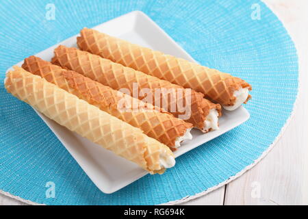 Gaufres de Montcuq, gerollt Wafer mit cremefüllung auf einem weißen Teller Stockfoto