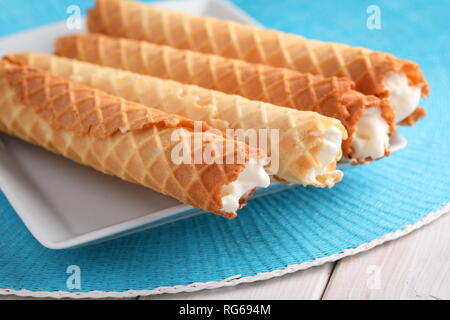 Gaufres de Montcuq, gerollt Wafer mit cremefüllung auf einem weißen Teller Stockfoto