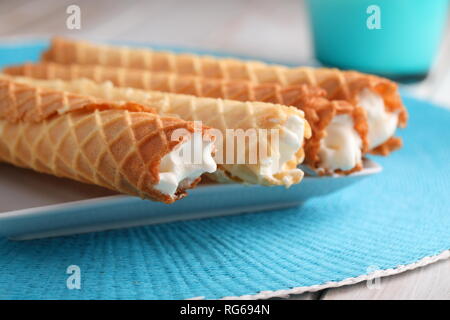 Gaufres de Montcuq, gerollt Wafer mit cremefüllung auf einem weißen Teller Stockfoto