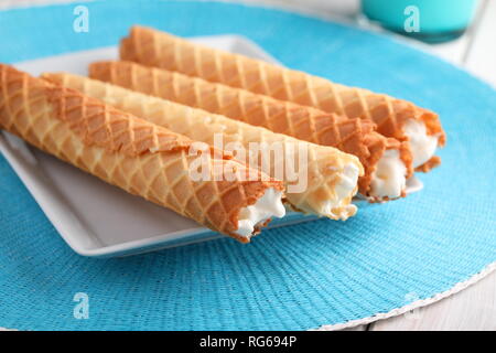 Gaufres de Montcuq, gerollt Wafer mit cremefüllung auf einem weißen Teller Stockfoto