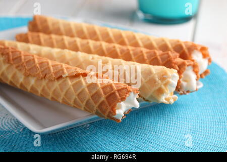 Gaufres de Montcuq, gerollt Wafer mit cremefüllung auf einem weißen Teller Stockfoto