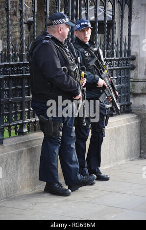 Bewaffnete Polizisten bewachen das Houses of Parliament, Westminster, London, UK Stockfoto