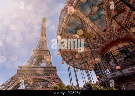 Karussell und Eiffelturm in Paris.