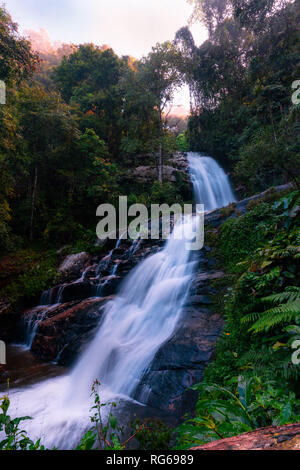 Doi Inthanon Nationalpark in Thailand. Schönen Wasserfall im Nationalpark. Stockfoto