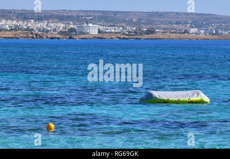 Blick auf den Badeort Ayia Napa von Meer, Zypern Stockfoto