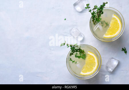 Zwei Gläser Limonade mit Thymian, Zitrone trinken, Ansicht von oben Stockfoto