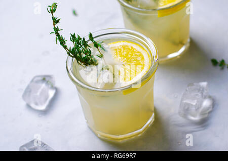 Zwei Gläser Limonade mit Thymian, Zitrone trinken, Ansicht von oben Stockfoto