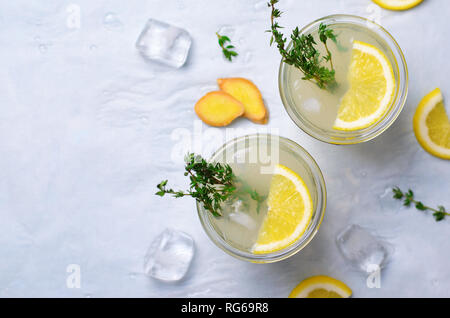 Zwei Gläser Limonade mit Ingwer und Thymian, Zitrone trinken, Ansicht von oben Stockfoto