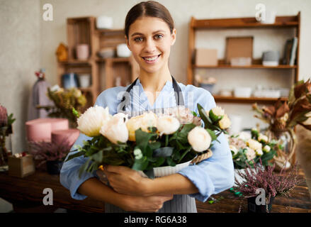 Florist Holding Blumenstrauß Stockfoto