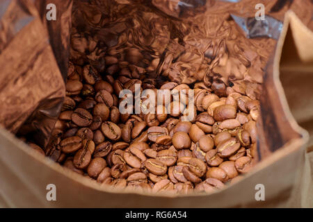 Kaffeebohnen in einem Paket große Ansicht im Makro big Stockfoto