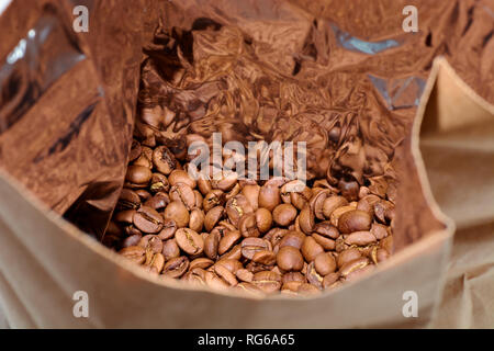 Kaffeebohnen in einem Paket große Ansicht im Makro big Stockfoto