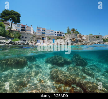 Spanien Calella de Palafrugell Küste, kleinen Strand und Felsen, Unterwasser, Mittelmeer, Costa Brava, Katalonien, geteilte Ansicht über und unter Wasser Stockfoto