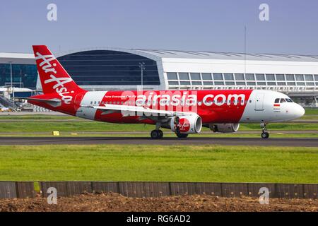 Jakarta, Indonesien - 27. Januar 2018: Air Asia Airbus A320 am Flughafen Jakarta (CGK) in Indonesien. | Verwendung weltweit Stockfoto