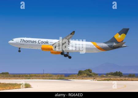 Rhodos, Griechenland - 17. Juli 2016: Thomas Cook Skandinavien Airbus A330 am Flughafen Rhodos (RHO) in Griechenland. | Verwendung weltweit Stockfoto