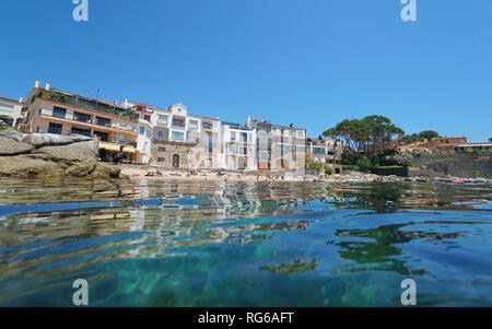 Spanien Calella de Palafrugell Dorf am Meer im Sommer, Mittelmeer, Katalonien, Costa Brava, von der Wasseroberfläche gesehen Stockfoto