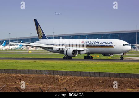 Jakarta, Indonesien - 27. Januar 2018: Singapore Airlines Boeing 777-300am Flughafen Jakarta (CGK) in Indonesien. | Verwendung weltweit Stockfoto