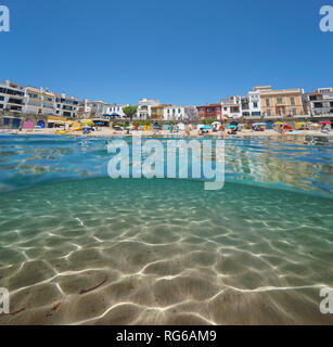 Spanien Strand von Calella de Palafrugell Dorf mit Sand, Unterwasser, Mittelmeer, Costa Brava, Katalonien, geteilte Ansicht Hälfte über und unter Wasser Stockfoto