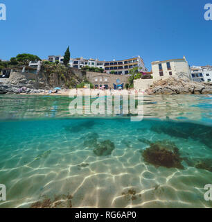 Spanien Strand von Calella de Palafrugell Dorf, geteilte Ansicht Hälfte über und unter Wasser, Costa Brava, Katalonien, Mittelmeer Stockfoto