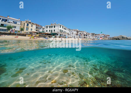 Spanien Strand Ufer in Calella de Palafrugell Dorf, geteilte Ansicht Hälfte über und unter Wasser, Costa Brava, Katalonien, Mittelmeer Stockfoto