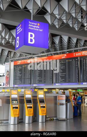 Frankfurt, Deutschland - 27. Mai 2018: Terminal 1 am Flughafen Frankfurt (FRA) in Deutschland. | Verwendung weltweit Stockfoto