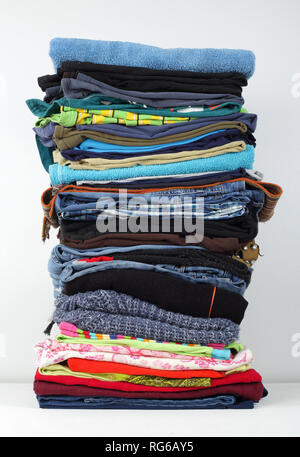 Kleidung, Schuhe und Accessoires - Gruppe stack Stapel der bunte Jeans auf weißem Hintergrund Stockfoto