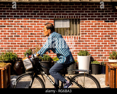 Seoul, Südkorea - 14. Juni 2017: älterer Mann mit dem Fahrrad auf der Straße von Seoul. Stockfoto