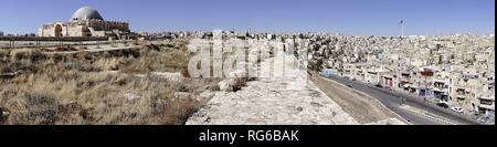 Panoramablick auf die Citadel Hill (Jebel al-Qalaa) und der Altstadt von Amman. Auf der linken Seite sehen Sie den Palast der Umayyaden. Oberhalb der Altstadt, die 1.800 Quadratmeter Jordanischen nationalen Flagge ist. (02 November 2018) | Verwendung weltweit Stockfoto