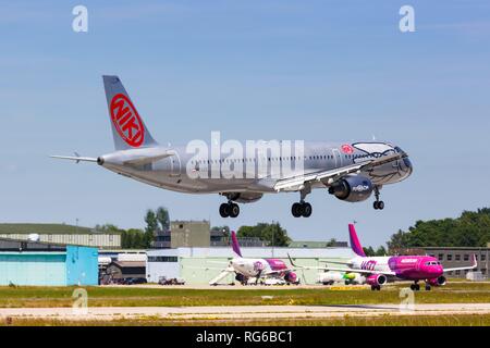 Memmingen, Deutschland - 18. Juni 2017: Niki Airbus A321 Flugzeug am Flughafen Memmingen (FMM) in Deutschland. | Verwendung weltweit Stockfoto