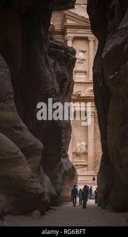 Der Zugriff auf die mehr als 2.000 Jahre alte Felsenstadt Petra führt durch die engen Siq Schlucht, die plötzlich öffnet sich ein Blick auf die so genannten "Schatzkammer". (05 November 2018) | Verwendung weltweit Stockfoto