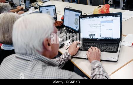 Am 23. Oktober 2018 in Hamburg, Senioren nehmen an einem Computer Klasse an der Volkshochschule, die sich mit theoretischen und praktischen Fragen der Betrieb des Computers. | Verwendung weltweit Stockfoto