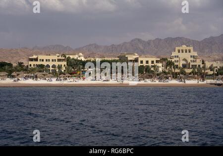 Ansicht einer Holiday Resort in Jordanien bei Tala Bay Beach in der Nähe von Aqaba am Roten Meer. Der größte Resort auf der jordanischen Küste gehören mehrere Hotels (unter anderem Mövenpick). (09 November 2018) | Verwendung weltweit Stockfoto