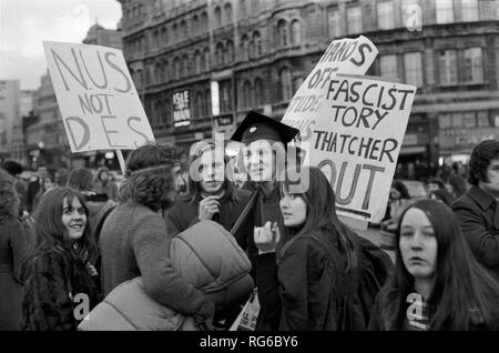 Studentenprotest London 1972 gegen die Einmischung der Studentengewerkschaft durch Margaret Thatcher, die Staatssekretärin für Bildung und Wissenschaft. Auf dem Plakat steht: „Faschist Tory Thatcher Out“, „NUS Not DES“, 1970er-Jahre, UK HOMER SYKES Stockfoto