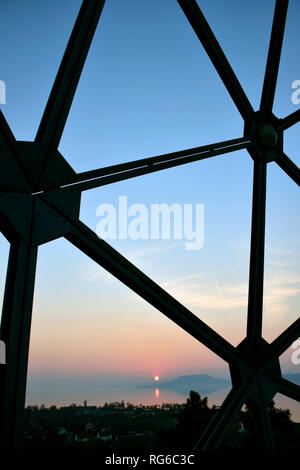 Die kugelförmigen Aussichtsturm am Plattensee in Balatonboglár, Ungarn. Eine Gömbkilátó a Balatonnál Balatonbogláron, Magyarország. Stockfoto