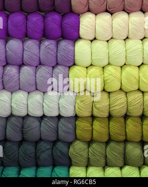 Hintergrund der Kugeln mit den vielen Farben der Wolle im Store. Stockfoto