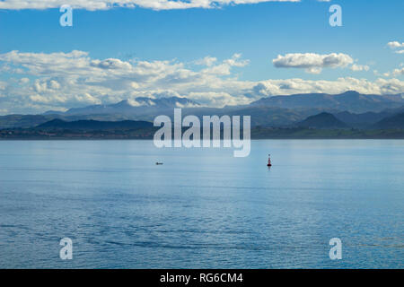 Blick über die Bucht von Santander, in Richtung Kantabrischen Gebirge, November Stockfoto