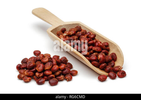 Getrocknete sumac Beeren in Holz- schaufel, auf weißem Hintergrund Stockfoto