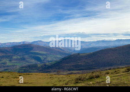 Kantabrien, Blick vom Wanderweg nach Monte Cilda über sanfte Hügel Stockfoto