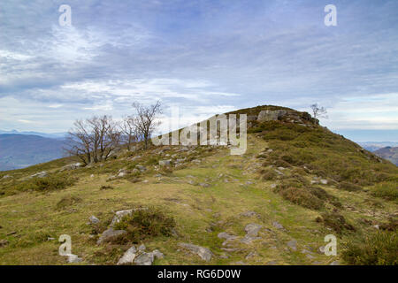 Kantabrien, Blick vom Wanderweg nach Monte Cilda über sanfte Hügel, nachmittags Licht Stockfoto
