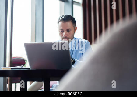 Unternehmer/in und tut seine Arbeit im Cafe. Stockfoto