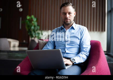 Unternehmer/in und tut seine Arbeit im Cafe. Stockfoto