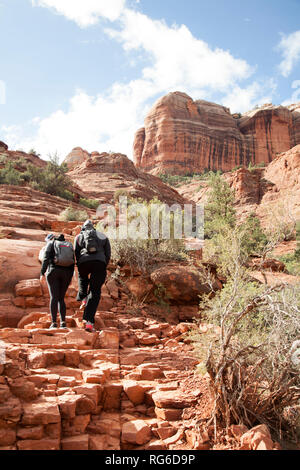 Wanderer entlang der Cathedral Rock Trail im Sedona Arizona Stockfoto