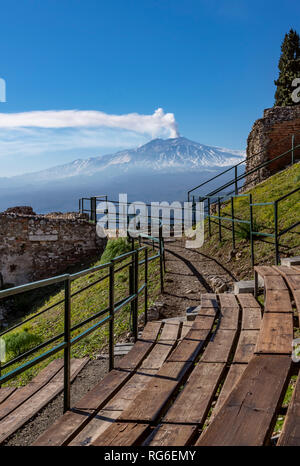 Vulkan Ätna von antiken griechischen Theater in Taormina gesehen Stockfoto