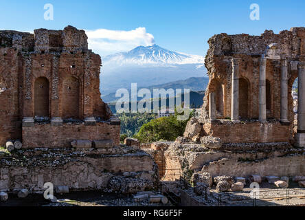 Vulkan Ätna durch Ruinen der antiken griechischen Amphitheater in Taormina in Sizilien gesehen Stockfoto