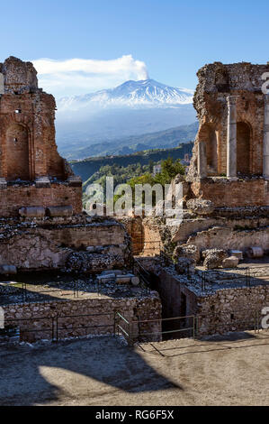 Vulkan Ätna durch Ruinen der antiken griechischen Amphitheater in Taormina in Sizilien gesehen Stockfoto