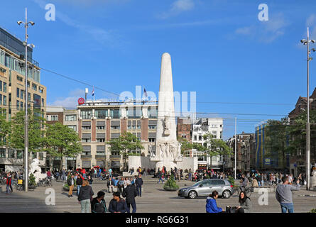 AMSTERDAM, NIEDERLANDE, 17. MAI 2018: Wahrzeichen der Dam Platz mit vielen Menschen rund um wandern und Erholung in der Nähe von Hohen National Monument in Amsterdam Stockfoto