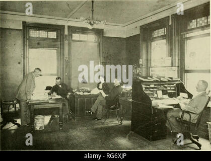 . Bulletin - United States National Museum. Wissenschaft. Abbildung 4.-Büro der Zentralen kubanischen Relief Committee in New York, 1898. Nach rechts: Stephen E. Barton, Vorsitzender; Hon. Chas. Links A. in der SCHIEREN; Fräulein Maria Agnes Coombs; Geo. C. in der Schraube, und Fred L. Ward. (Foto mit freundlicher Genehmigung der Bibliothek Abl. Kongress.) York Krankenwagen Rotes Kreuz Ausrüstung, Gesellschaft, zusätzlich zu den fünf soeben vorgestellt, hatte noch zwei mit Kabelbaum und andere Geräte. Stephen Barton vorschlug, diese letzteren zwei Krankenwagen nach Kuba im Krankenhaus im Raum Havanna durchgeführt werden. Anstelle von zwei Krankenwagen, sechs waren s Stockfoto