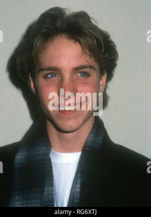 HOLLYWOOD, CA - 28. NOVEMBER: Schauspieler Jonathan Brandis besucht die 62. jährlichen Hollywood Christmas Parade am 28. November 1993 an der KTLA Studios in Hollywood, Kalifornien. Foto von Barry King/Alamy Stock Foto Stockfoto