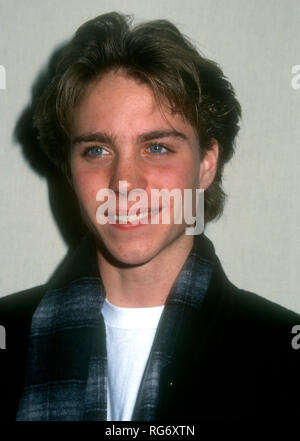 HOLLYWOOD, CA - 28. NOVEMBER: Schauspieler Jonathan Brandis besucht die 62. jährlichen Hollywood Christmas Parade am 28. November 1993 an der KTLA Studios in Hollywood, Kalifornien. Foto von Barry King/Alamy Stock Foto Stockfoto